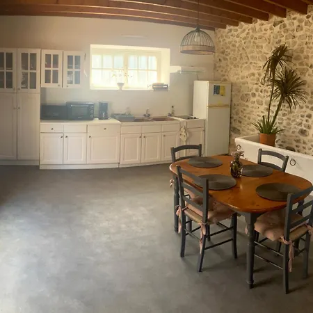 Maison En Pierres à 1200m De La Casa de Férias